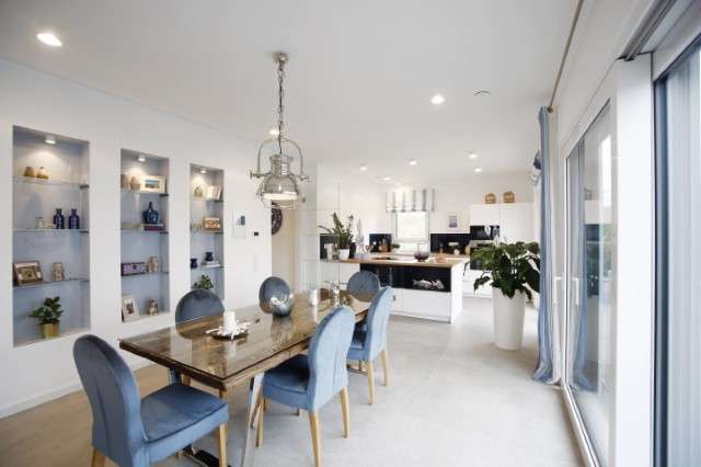 Modernes Wohnen unter elegantem Walmdach