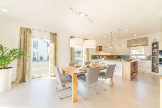 Modernes Wohnen unter elegantem Walmdach