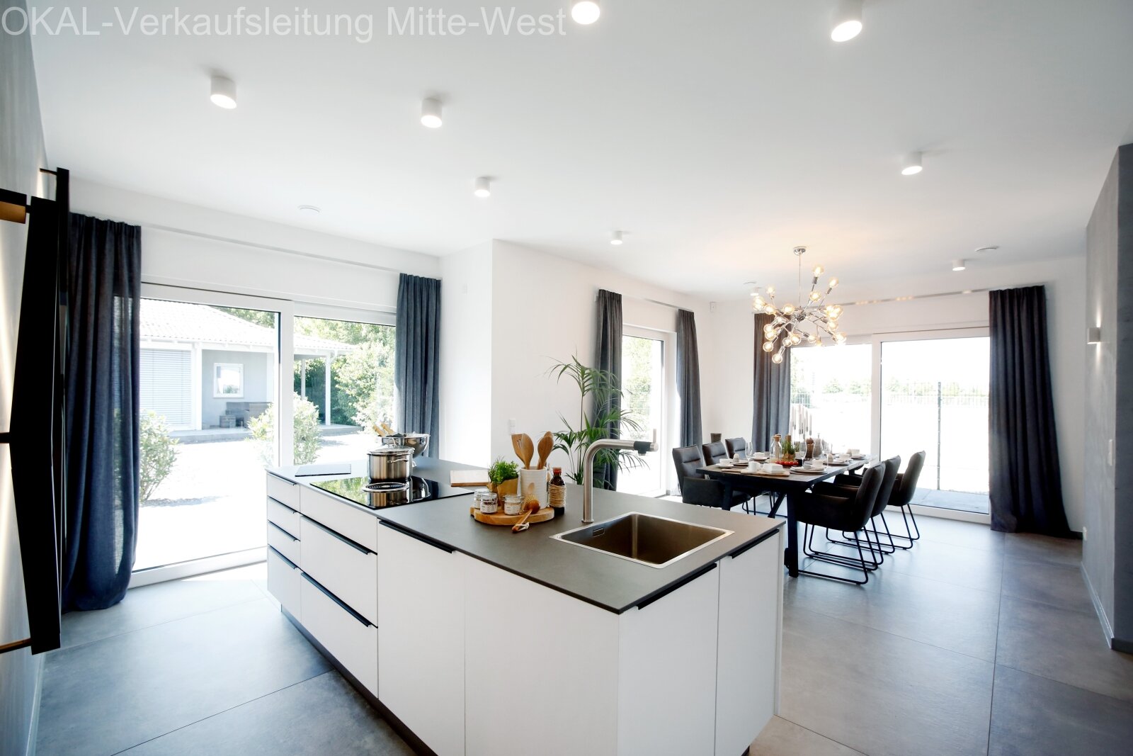 Modernes Eigenheim mir elegantem Walmdach - Made by OKAL