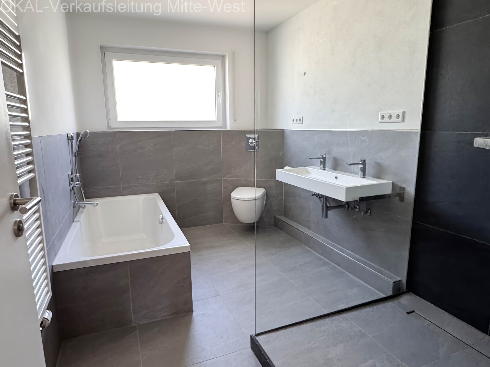 Moderne Eleganz mit Wohlfühlcharakter – Architektonisch besonderes Zuhause mit Gartenidylle