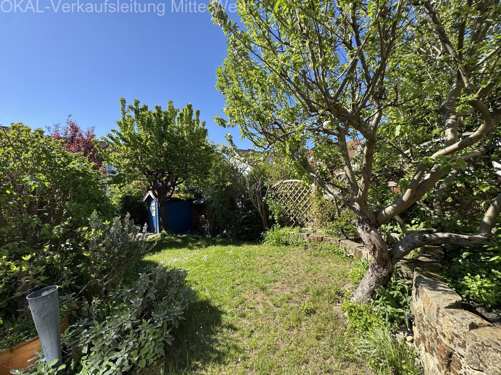 Moderne Eleganz mit Wohlfühlcharakter – Architektonisch besonderes Zuhause mit Gartenidylle